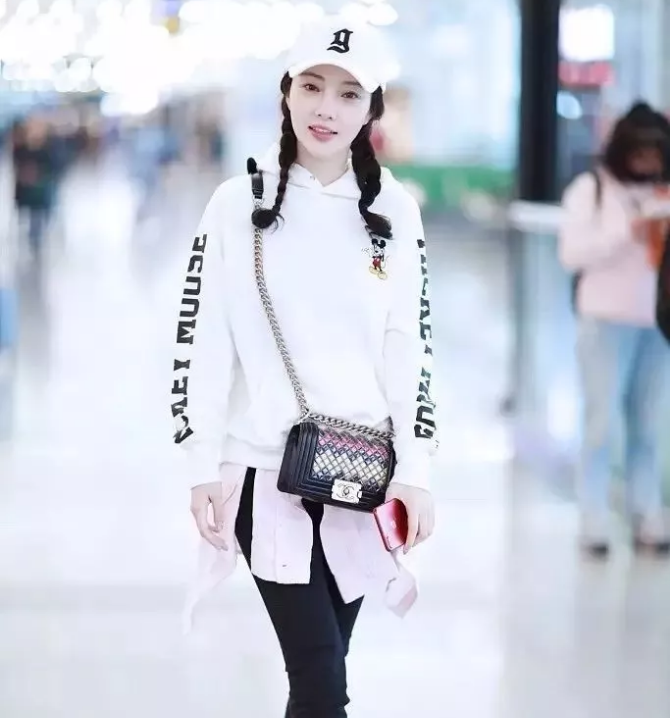 今年秋冬最chic！原來(lái)短發(fā)和帽子這么配?。? border=
