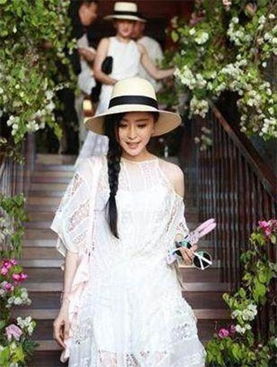 看看女星們花式戴草帽的帽子戲法！